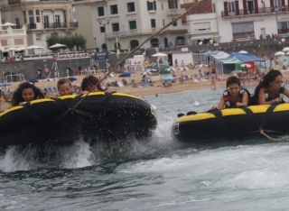  Boyas remolcadas en San Juan de Luz 